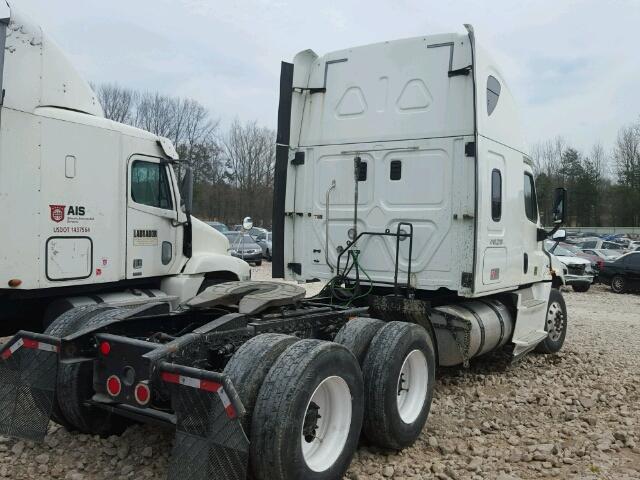 1FUJGLD54FLFZ7597 - 2015 FREIGHTLINER CASCADIA 1 WHITE photo 4