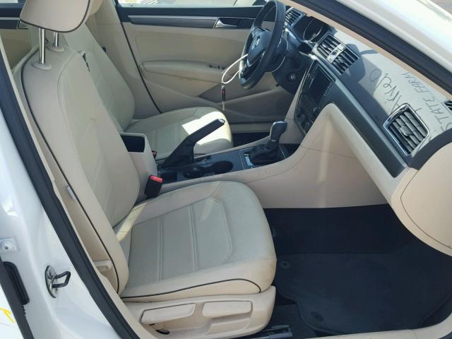 1VWDT7A31HC048611 - 2017 VOLKSWAGEN PASSAT R-L 白色 照片 5