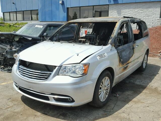 2A4RR8DG4BR760096 - 2011 CHRYSLER TOWN & COU SILVER photo 2