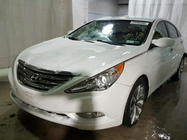 5NPEC4AB2BH316963 - 2011 HYUNDAI SONATA SE WHITE photo 2