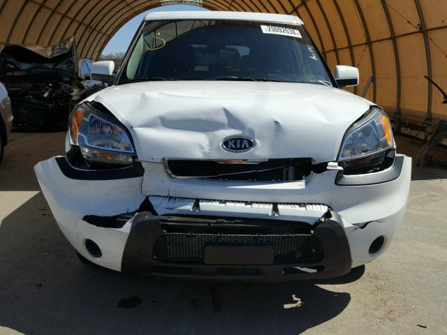 KNDJT2A23B7718563 - 2011 KIA SOUL + WHITE photo 9