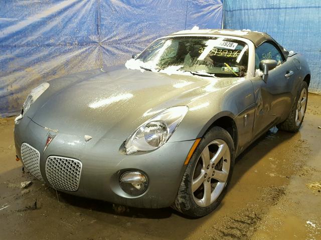 1G2MB33BX6Y000760 - 2006 PONTIAC SOLSTICE GRAY photo 2