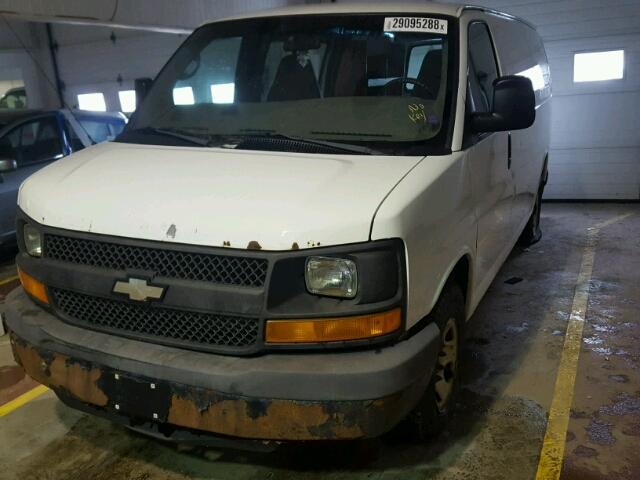 1GCGG25V171247378 - 2007 CHEVROLET EXPRESS G2 WHITE photo 2