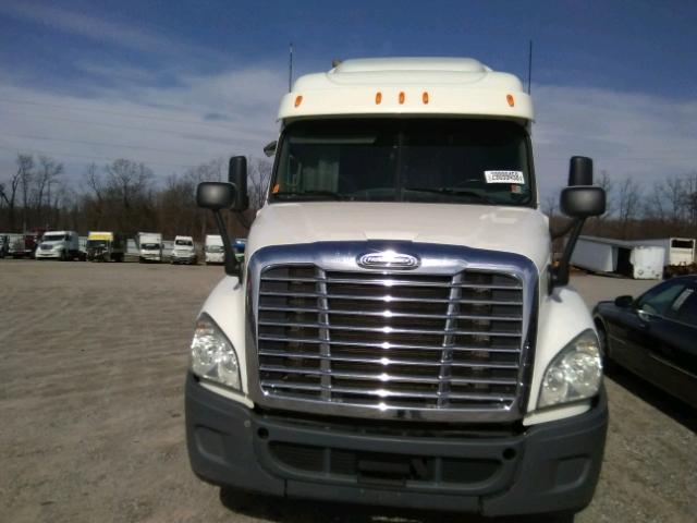 1FUJGLDR0CSBN5436 - 2012 FREIGHTLINER CASCADIA 1 WHITE photo 7