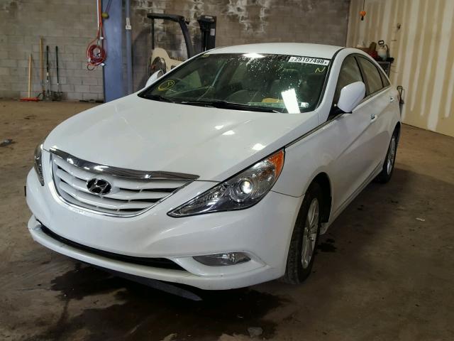 5NPEB4AC2DH725852 - 2013 HYUNDAI SONATA GLS WHITE photo 2