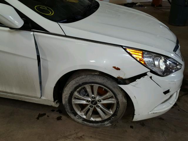 5NPEB4AC2DH725852 - 2013 HYUNDAI SONATA GLS WHITE photo 9