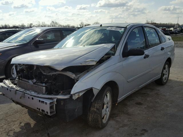 1FAHP34N37W170968 - 2007 FORD FOCUS ZX4 SILVER photo 2