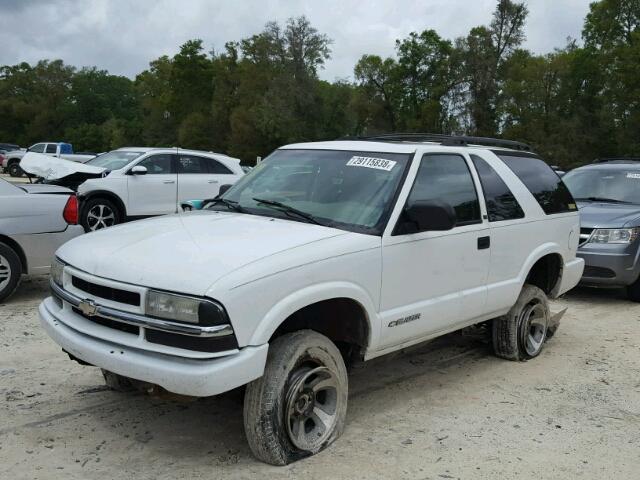 1GNCS18X23K100552 - 2003 CHEVROLET BLAZER WHITE photo 2