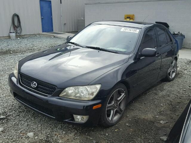 JTHBD192520042611 - 2002 LEXUS IS 300 BLACK photo 2