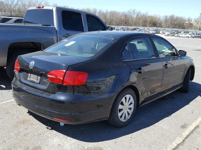 3VW1K7AJ4EM369315 - 2014 VOLKSWAGEN JETTA BASE შავი ფოტო 4