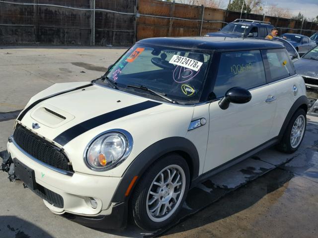 WMWMF735X9TT98343 - 2009 MINI COOPER S WHITE photo 2