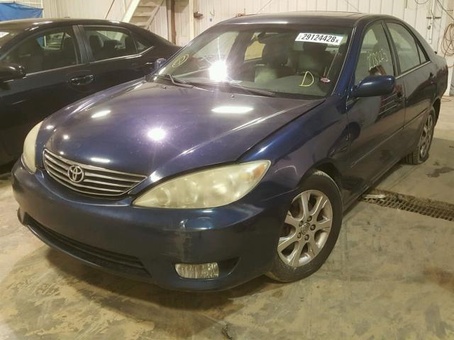 4T1BF30K55U083902 - 2005 TOYOTA CAMRY LE BLUE photo 2