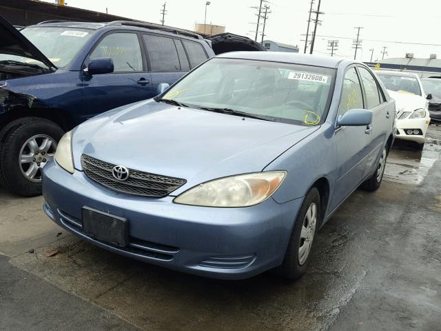 JTDBE32K340268816 - 2004 TOYOTA CAMRY LE BLUE photo 2