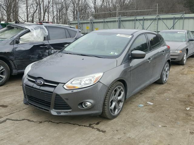 1FAHP3K20CL361168 - 2012 FORD FOCUS SE GRAY photo 2