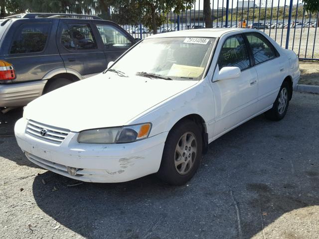 JT2BF28KXX0205661 - 1999 TOYOTA CAMRY LE WHITE photo 2