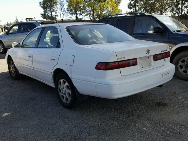 JT2BF28KXX0205661 - 1999 TOYOTA CAMRY LE WHITE photo 3