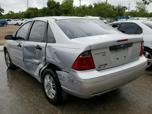 1FAHP34N27W199930 - 2007 FORD FOCUS ZX4 SILVER photo 3