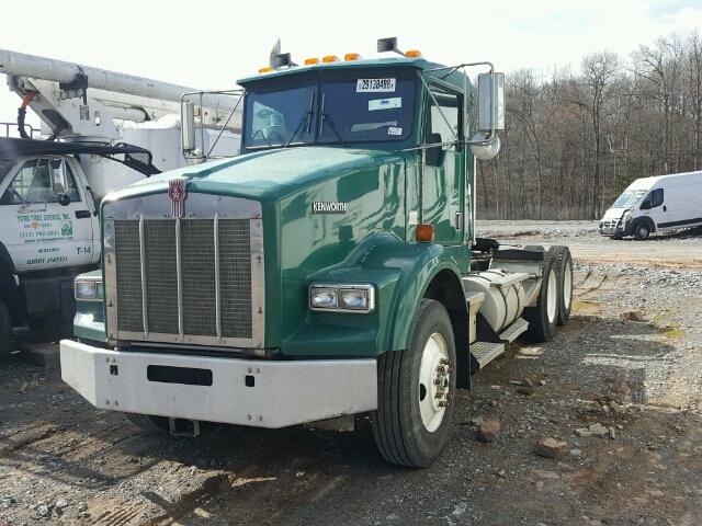 1XKDDU9X32J884790 - 2002 KENWORTH CONSTRUCTI GREEN photo 2