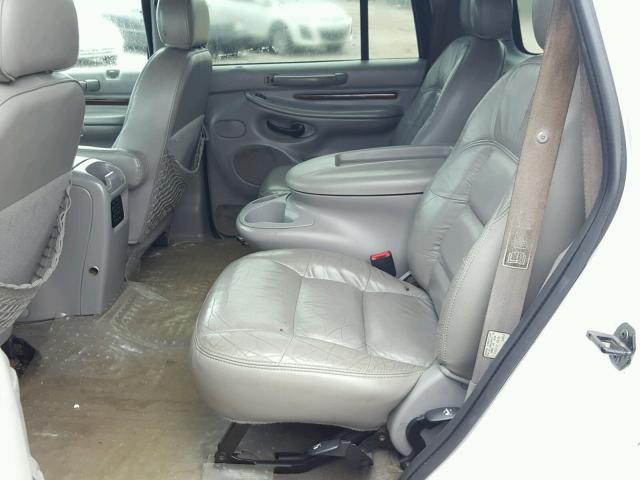 5LMRU27L4XLJ15791 - 1999 LINCOLN NAVIGATOR თეთრი ფოტო 6