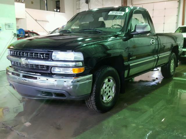 1GCEK14T81Z330685 - 2001 CHEVROLET SILVERADO BLACK photo 2