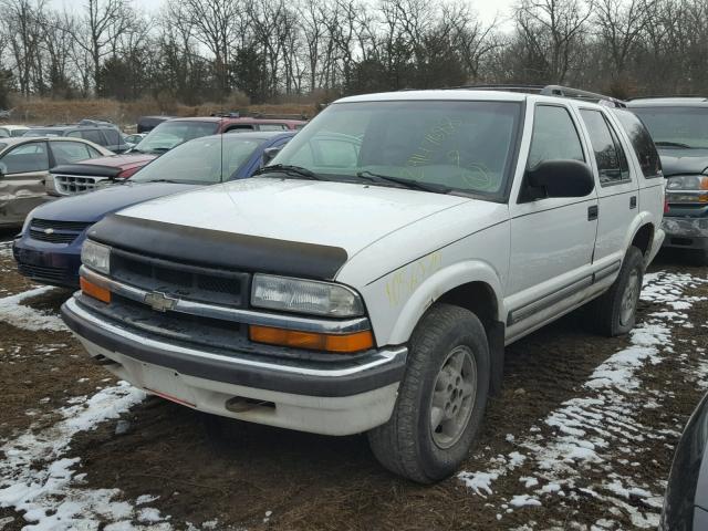 1GNDT13W8Y2249295 - 2000 CHEVROLET BLAZER WHITE photo 2