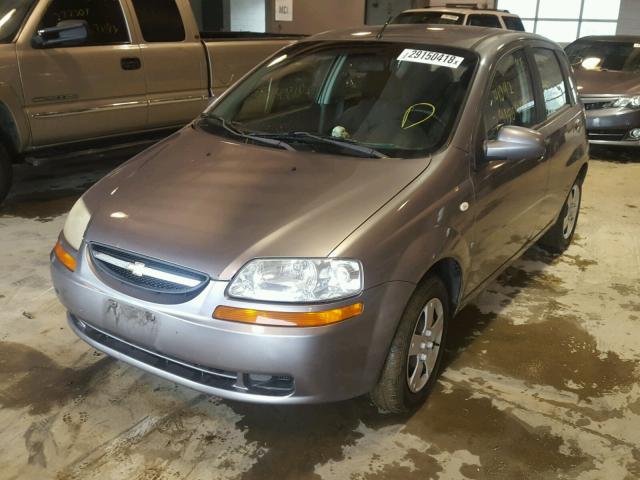 KL1TD66627B744740 - 2007 CHEVROLET AVEO BASE GRAY photo 2