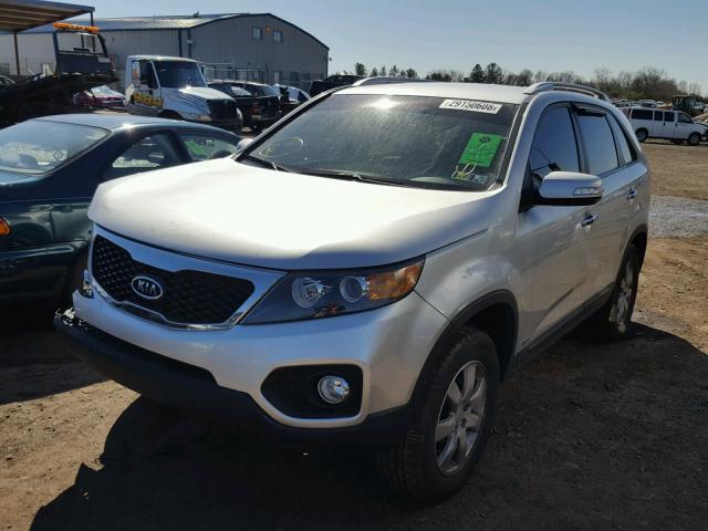 5XYKTDA11BG139095 - 2011 KIA SORENTO BA SILVER photo 2