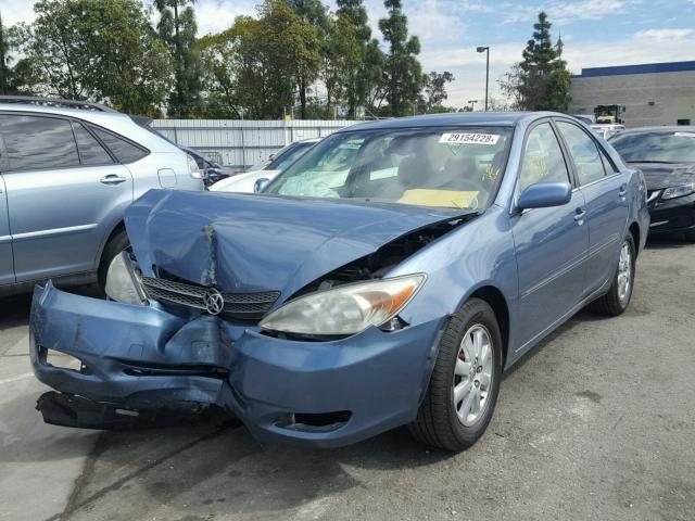 JTDBF30K420004484 - 2002 TOYOTA CAMRY LE BLUE photo 2