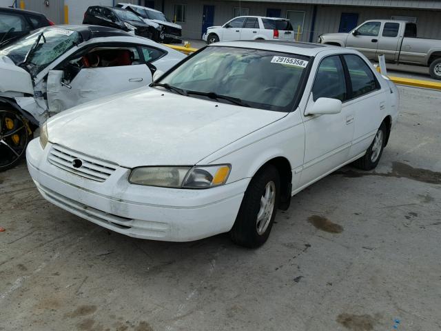 4T1BG22K9WU222757 - 1998 TOYOTA CAMRY CE WHITE photo 2