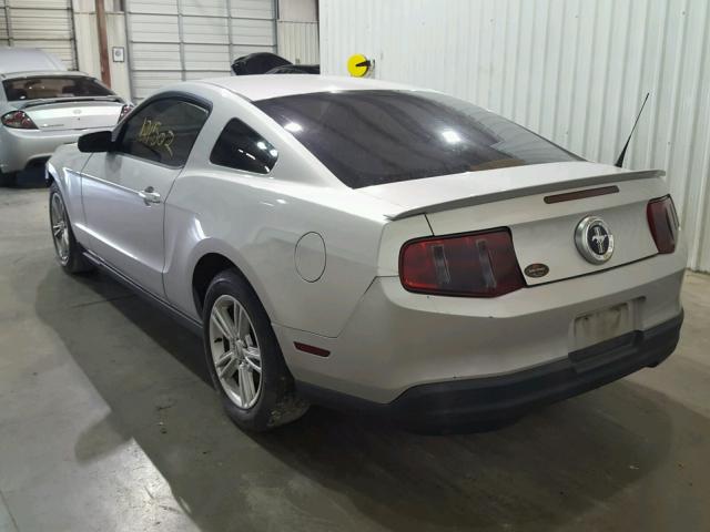 1ZVBP8AN7A5136401 - 2010 FORD MUSTANG SILVER photo 3