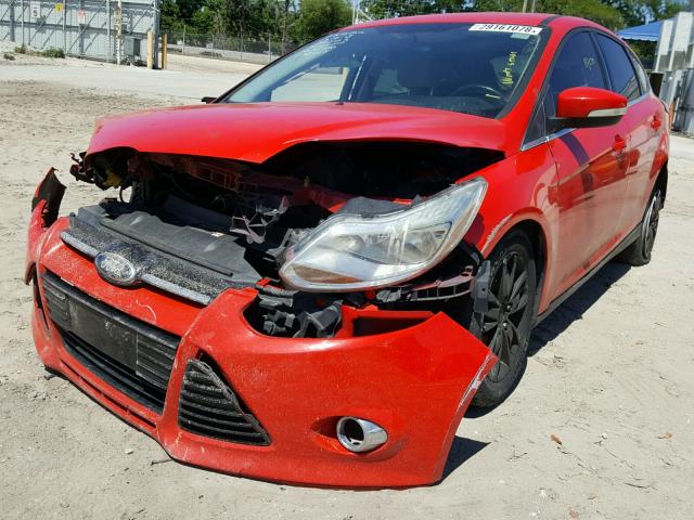 1FAHP3M2XCL470377 - 2012 FORD FOCUS SEL RED photo 2
