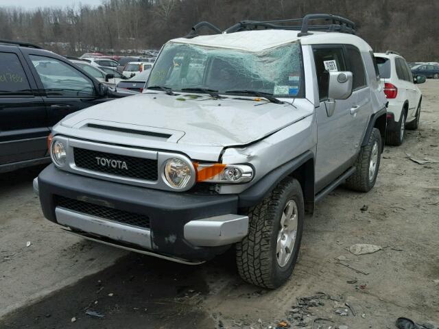 JTEBU11F170078198 - 2007 TOYOTA FJ CRUISER SILVER photo 2