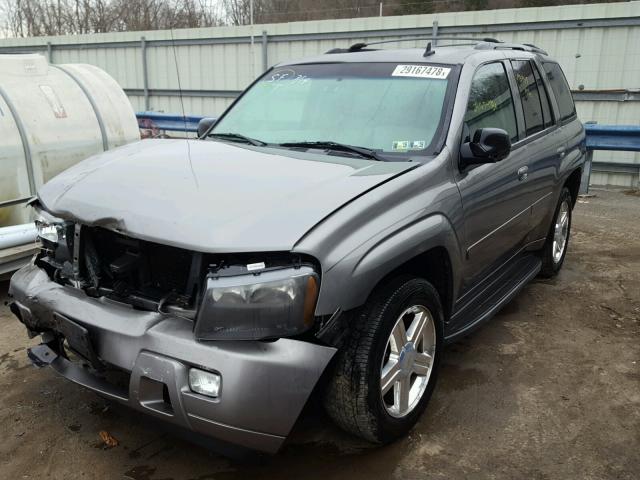 1GNDT13S582238400 - 2008 CHEVROLET TRAILBLAZE GRAY photo 2