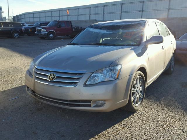 4T1BK36B25U007816 - 2005 TOYOTA AVALON XL GOLD photo 2