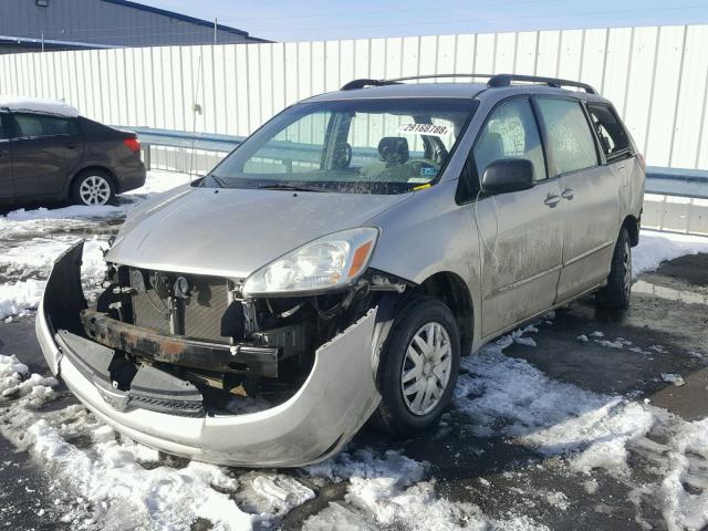 5TDZA23CX5S293562 - 2005 TOYOTA SIENNA CE SILVER photo 2