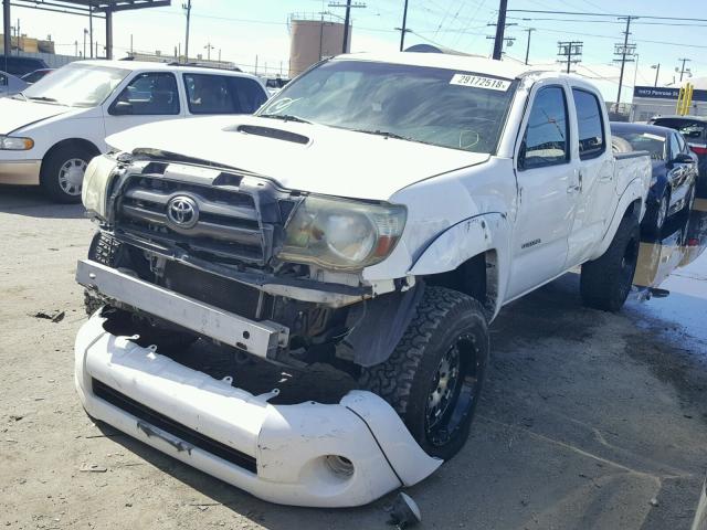 3TMJU62N29M087091 - 2009 TOYOTA TACOMA DOU WHITE photo 2