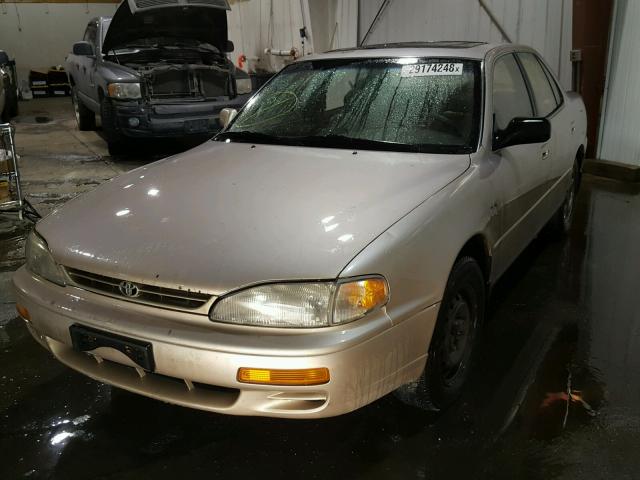 4T1GK13E8SU076269 - 1995 TOYOTA CAMRY XLE GOLD photo 2