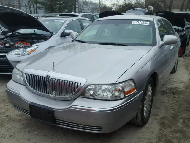 1LNHM81W24Y619534 - 2004 LINCOLN TOWN CAR E SILVER photo 2