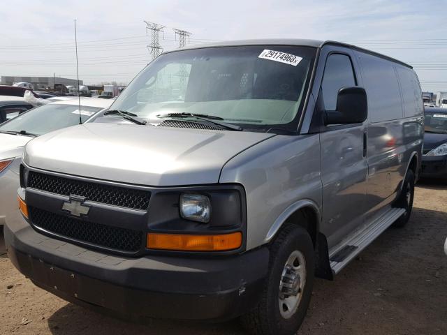 1GCGG25V541125876 - 2004 CHEVROLET EXPRESS G2 SILVER photo 2