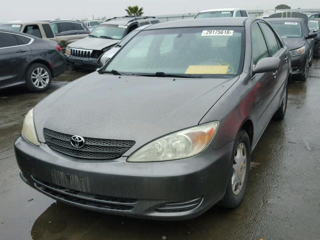 JTDBE32K130190700 - 2003 TOYOTA CAMRY LE GRAY photo 2