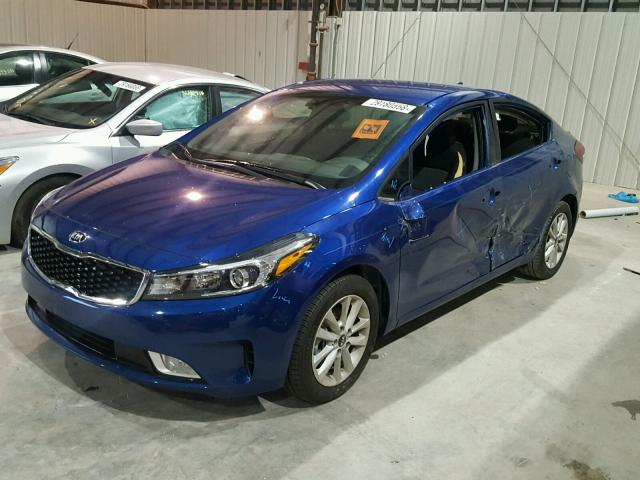 3KPFL4A79HE102825 - 2017 KIA FORTE LX BLUE photo 2