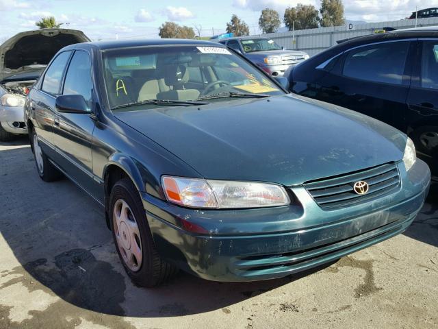 JT2BF28KXW0102920 - 1998 TOYOTA CAMRY LE GREEN photo 1