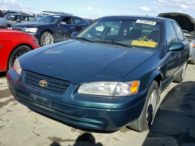 JT2BF28KXW0102920 - 1998 TOYOTA CAMRY LE GREEN photo 2