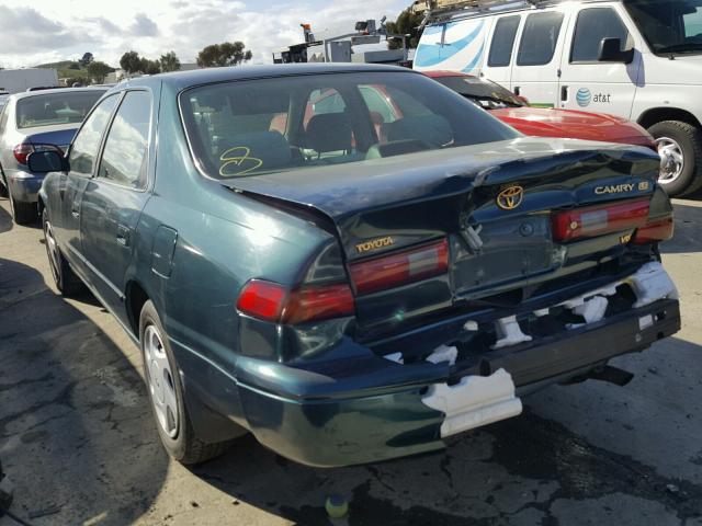 JT2BF28KXW0102920 - 1998 TOYOTA CAMRY LE GREEN photo 3