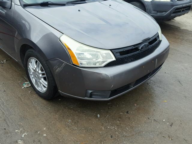 1FAHP35N89W155903 - 2009 FORD FOCUS SE GRAY photo 9