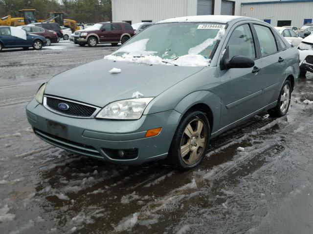 1FAHP34N35W162401 - 2005 FORD FOCUS ZX4 GREEN photo 2