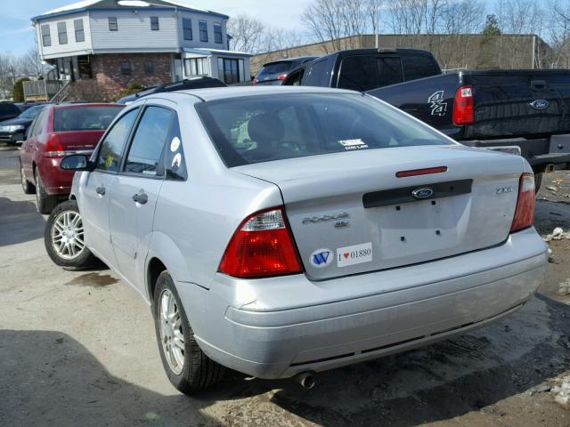 1FAFP34N46W253069 - 2006 FORD FOCUS ZX4 SILVER photo 3