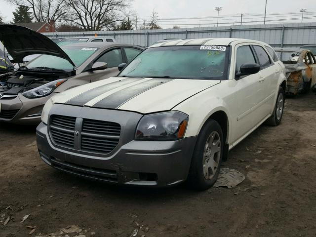 2D8FV48T95H513446 - 2005 DODGE MAGNUM SE WHITE photo 2