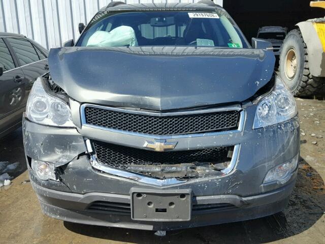 1GNLVFEDXAJ260373 - 2010 CHEVROLET TRAVERSE L GRAY photo 9