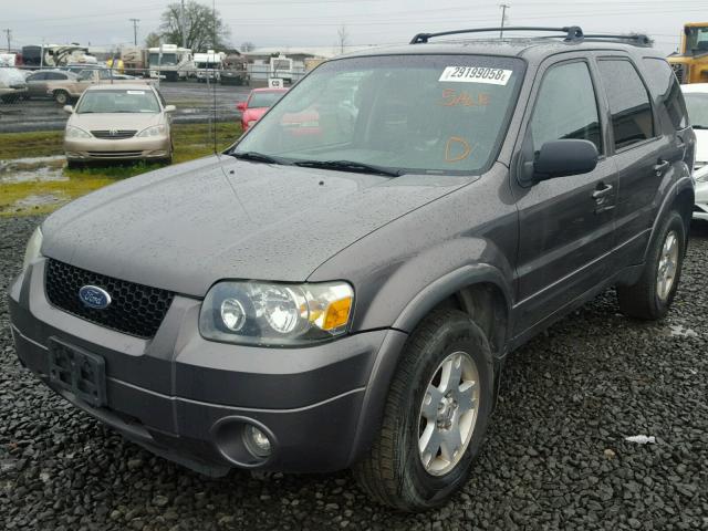 1FMCU94186KC62852 - 2006 FORD ESCAPE LIM WHITE photo 2